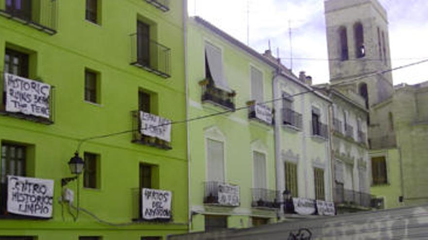 Los vecinos han colgado pancartas de protesta en sus balcones por la falta de limpieza.