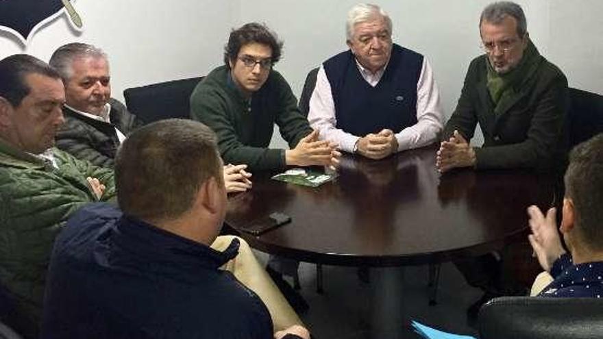 José María Figaredo, en el centro junto a Rodolfo Espina, en la reunión con miembros de la Cofradía de Lastres que tuvo lugar ayer.