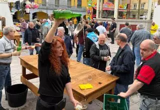 Novecientos vasos vendidos y 720 botellas servidas (en hora y media): gran respuesta popular en el inicio de la fiesta de la sidra de Sotrondio