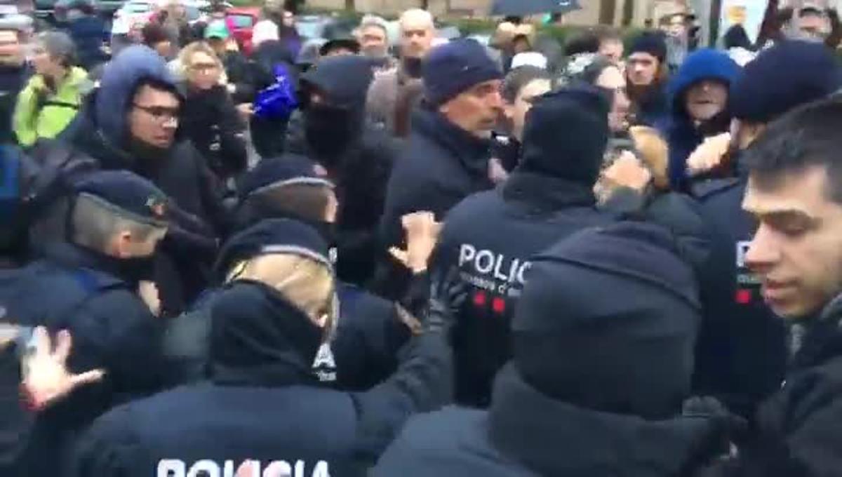 Els Mossos carreguen contra les persones concentrades davant el Museu de Lleida.