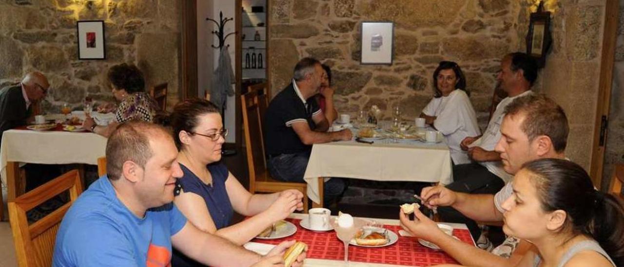 Turistas alojados en 2015 en una casa rural con el programa TuriRapa. // Bernabé/Javier Lalín
