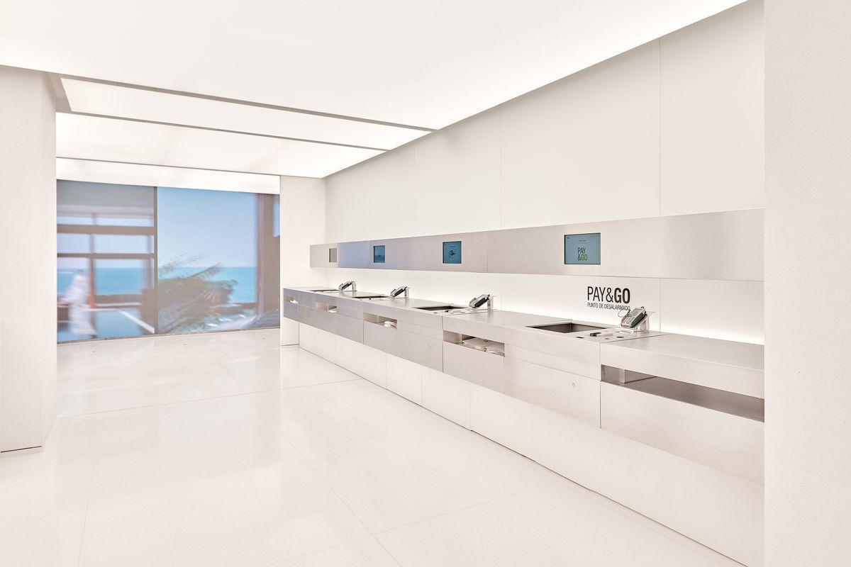 Zona de autocobro y Pay&Go del nuevo Zara.