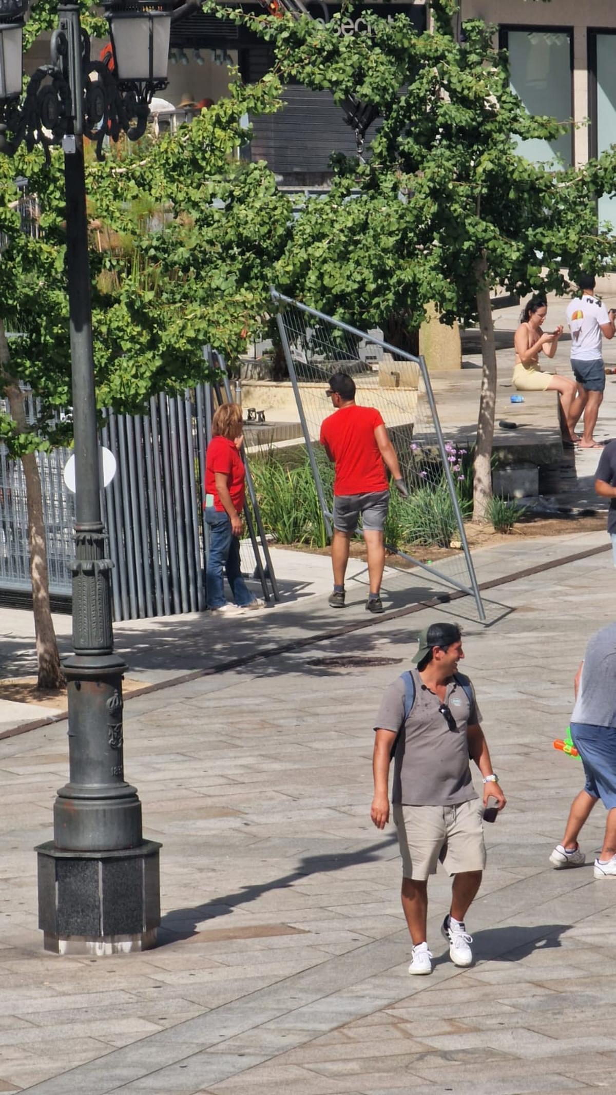 La retirada de las vallas de la plaza de Galicia se hizo con rapidez, cuando la Fiesta del Agua aún agonizaba.