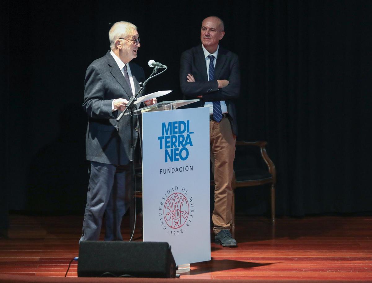 Luis Boyer, presidente de la Fundación Mediterráneo, da a conocer el fallo del jurado