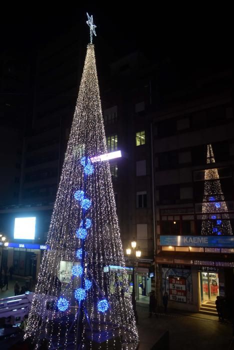 Un gran árbol navideño iluminará Vilagarcía