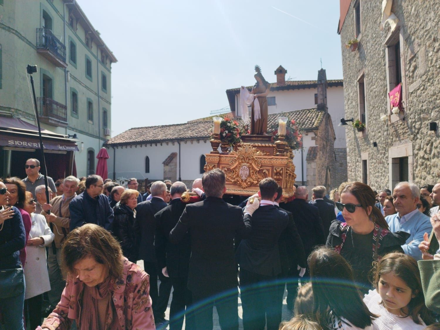 Emocionante procesión del Santo Encuentro en Llanes