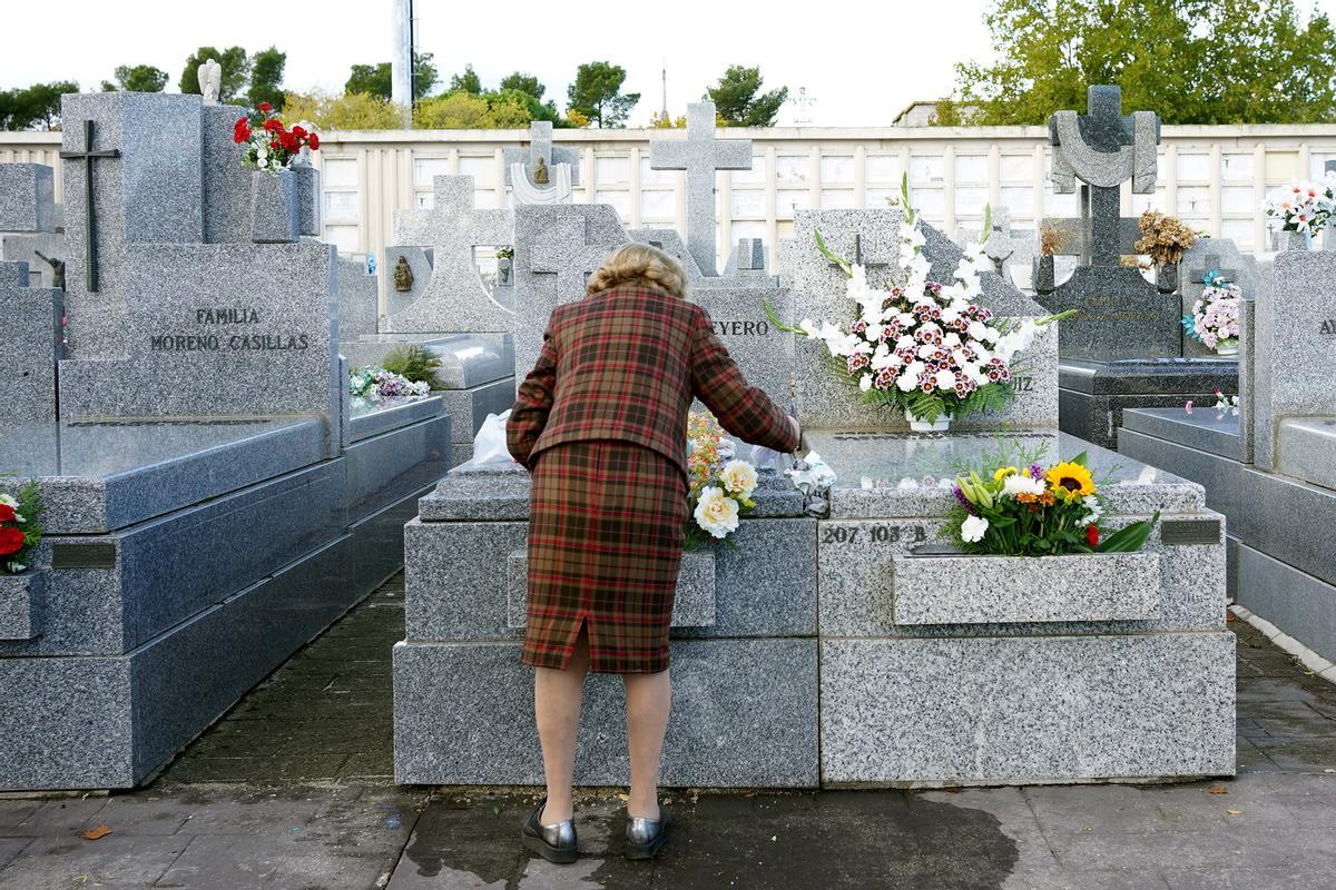 Una mujer en un panteón del cementerio de la Almudena de Madrid