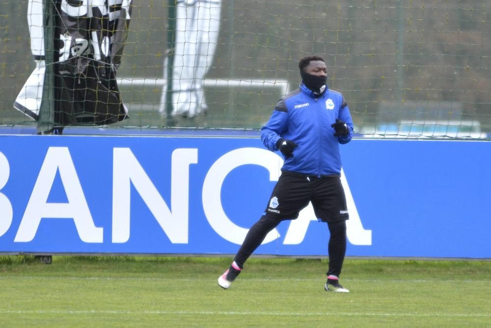 El centrocampista fue el único jugador que se ejercitó esta mañana sobre el césped. La plantilla tuvo entrenamiento en el gimnasio y sesión de vídeo.