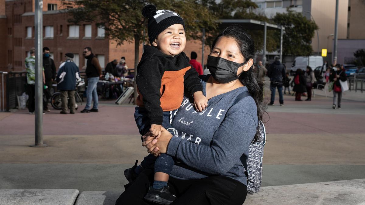 Ruth con su bebé en brazos en la fiesta navideña de la asociación de vecinos de Ciutat Meridiana, su otra familia.