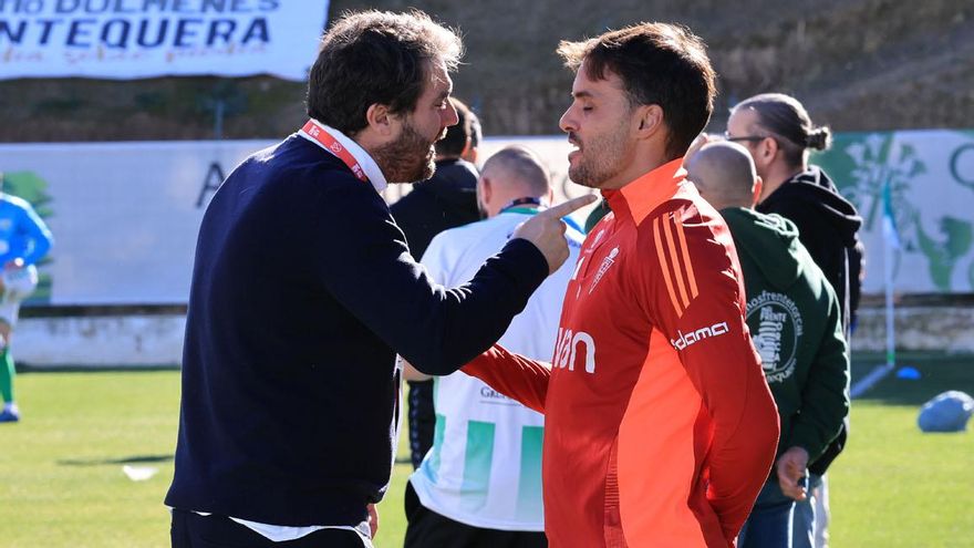 Goiria y Pedro León charlan en la previa del partido ante el Antequera