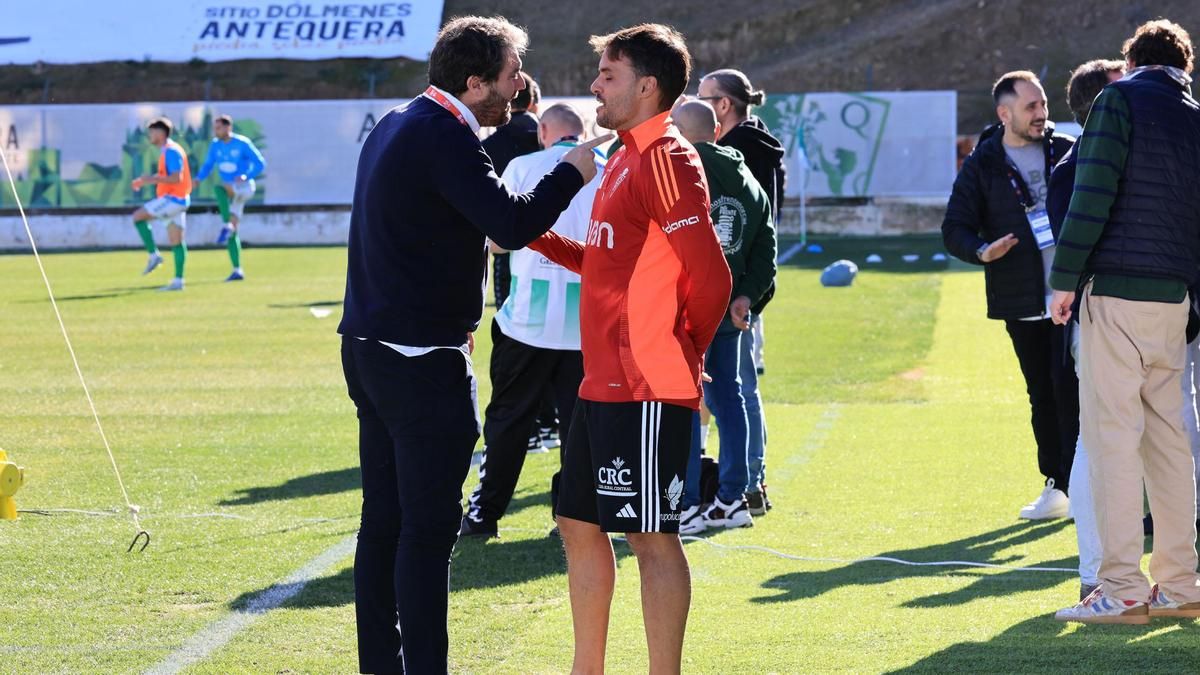 Goiria y Pedro León charlan en la previa del partido ante el Antequera