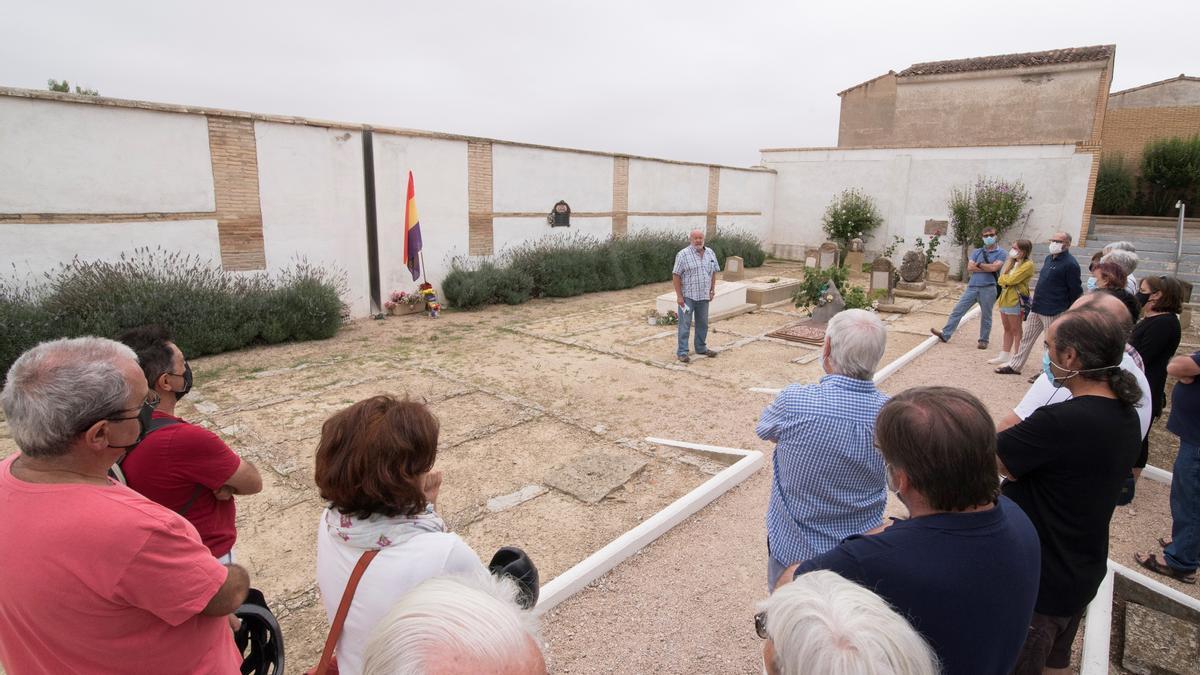 Homenaje en el cementerio de Huesca