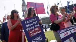 Manifestantes a favor de la ley de muerte asistida frente al Parlamento británico, este viernes.