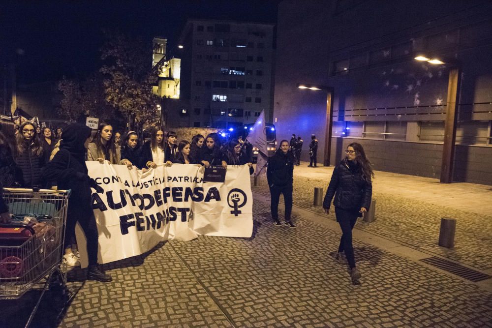 Unes 400 persones es manifesten a Manresa contra la violència masclista