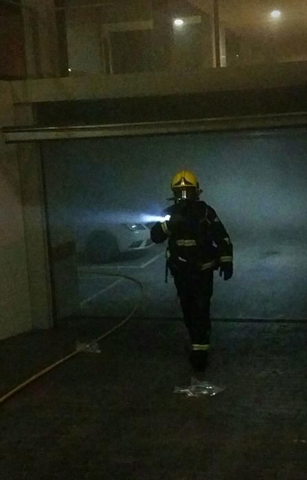 Varios vehículos calcinados en un incendio en Soliva