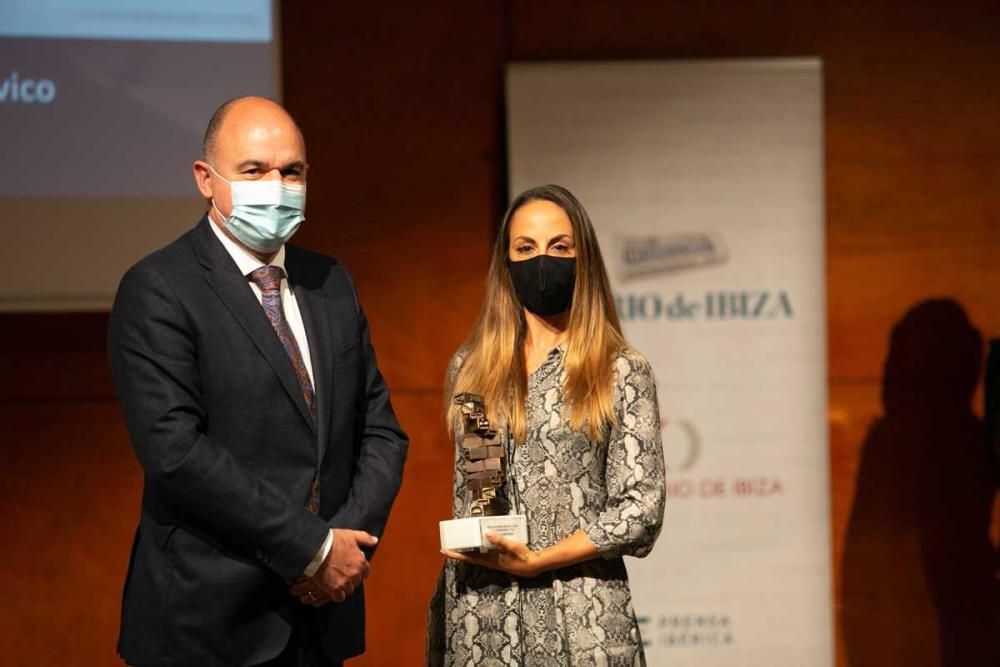 Vicent Marí, presidente del Consell de Eivissa, y Sara Barbado, portavoz de Ibiza Contigo, con el Premio Compromiso Cívico.