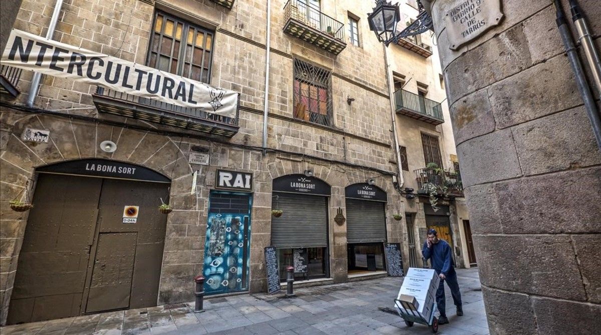 El edificio que albergó el antiguo Hostal de la Bona Sort en la calle Carders de Barcelona.