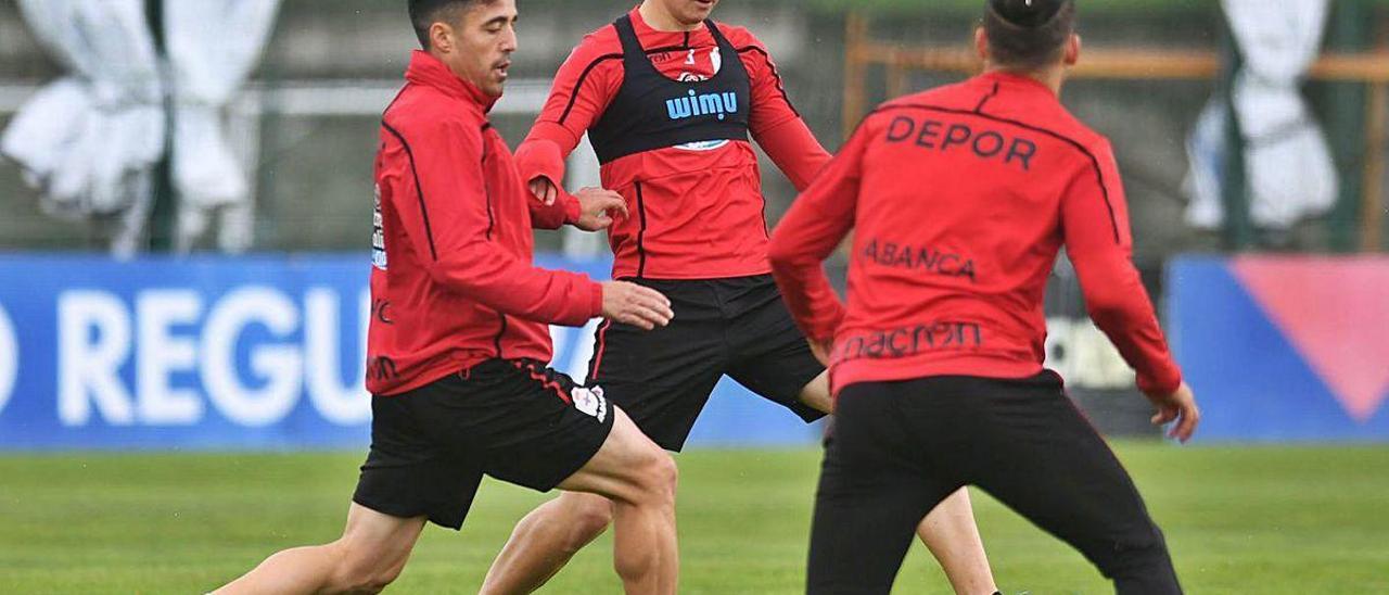 Saúl García, en el centro, durante un entrenamiento con el Deportivo de La Coruña.