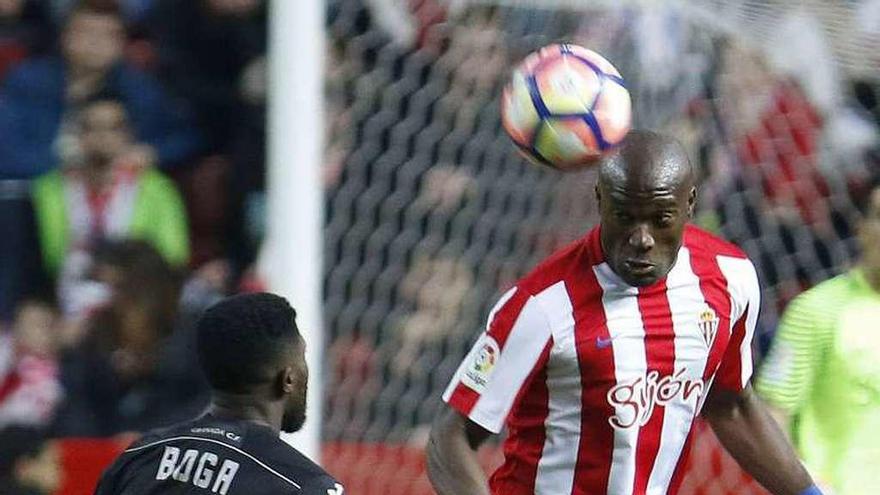 Babin despeja un balón de cabeza en presencia de Boga.