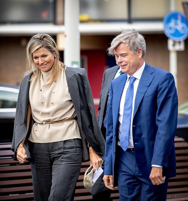 Máxima de Holanda con chaqueta sobre los hombros