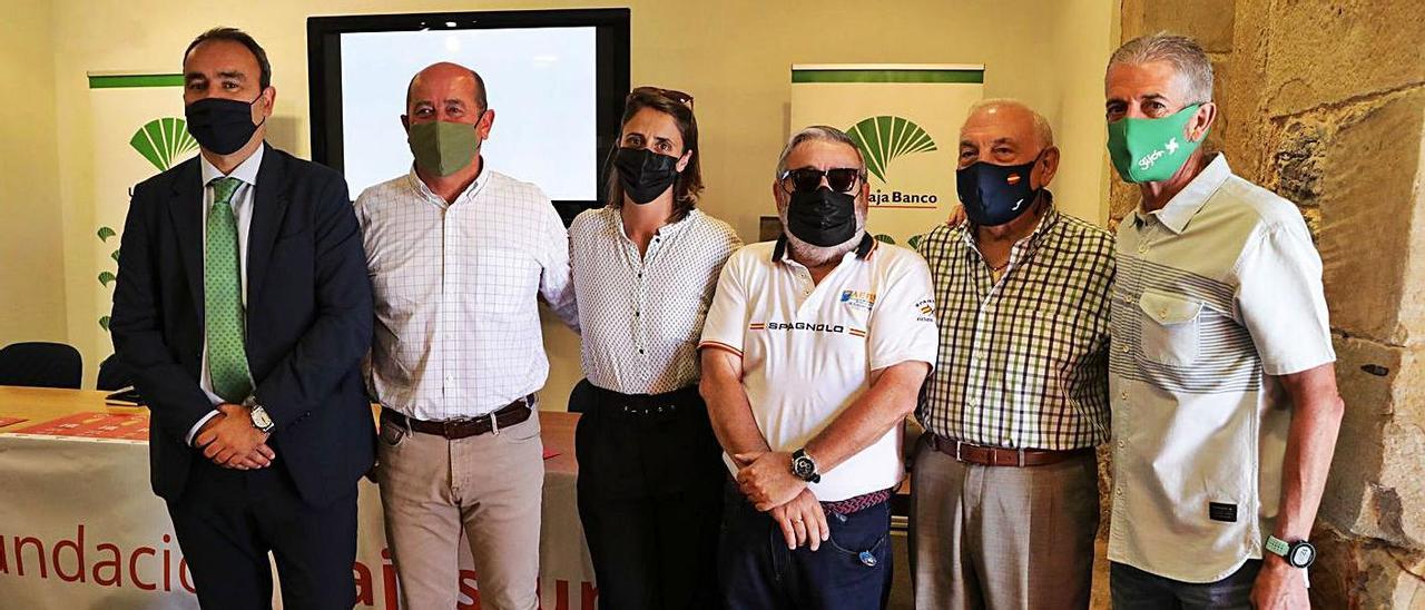 De izquierda a derecha, José Fernández-Madera, Luis Avelino García, Manuela Fernández, Falo Méndez, Manolo de la Cámara y Ramón Gallego, en la presentación del clinic. | Juan Plaza