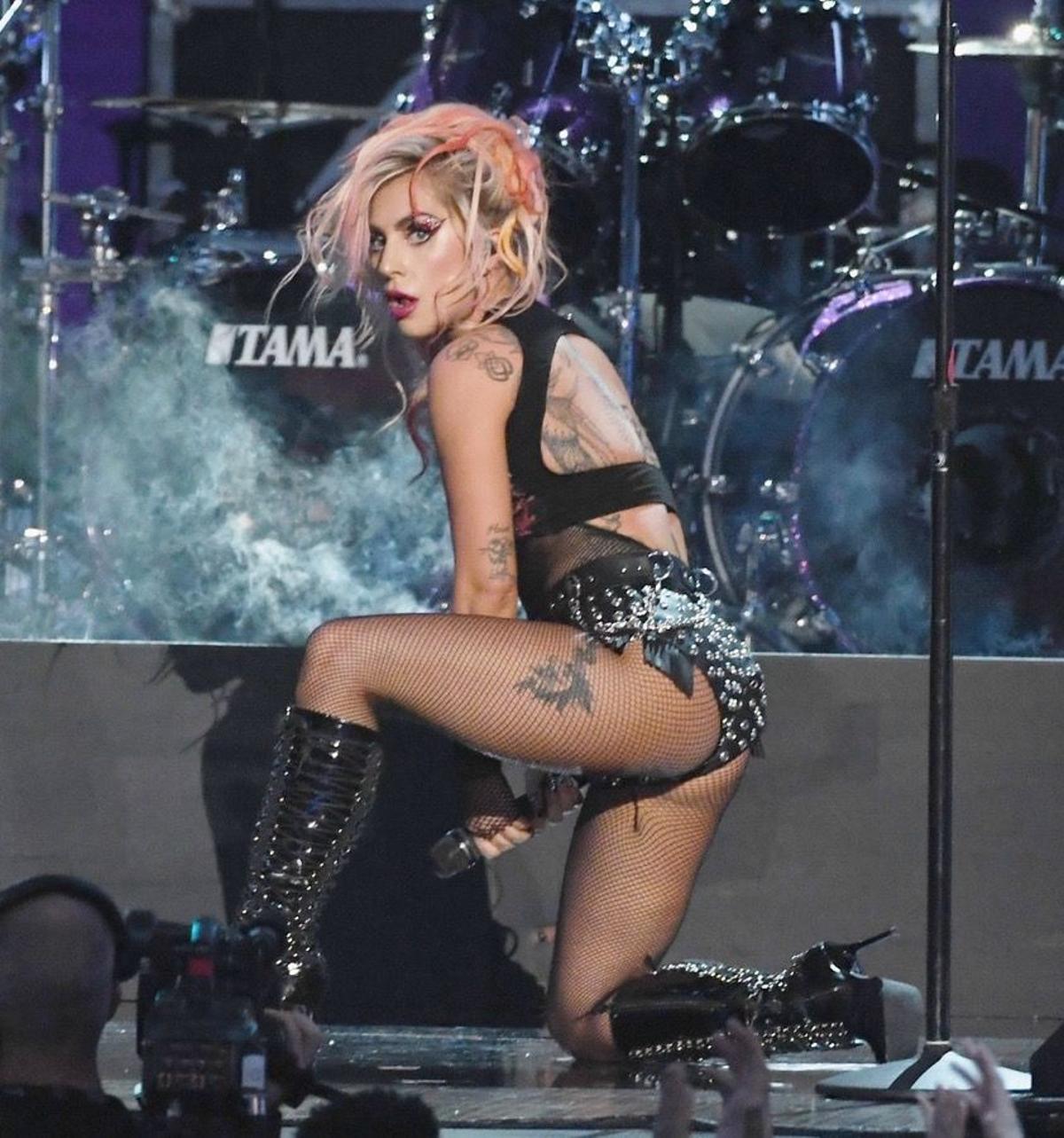 Premios Grammy 2017, Lady Gaga y su look rockero