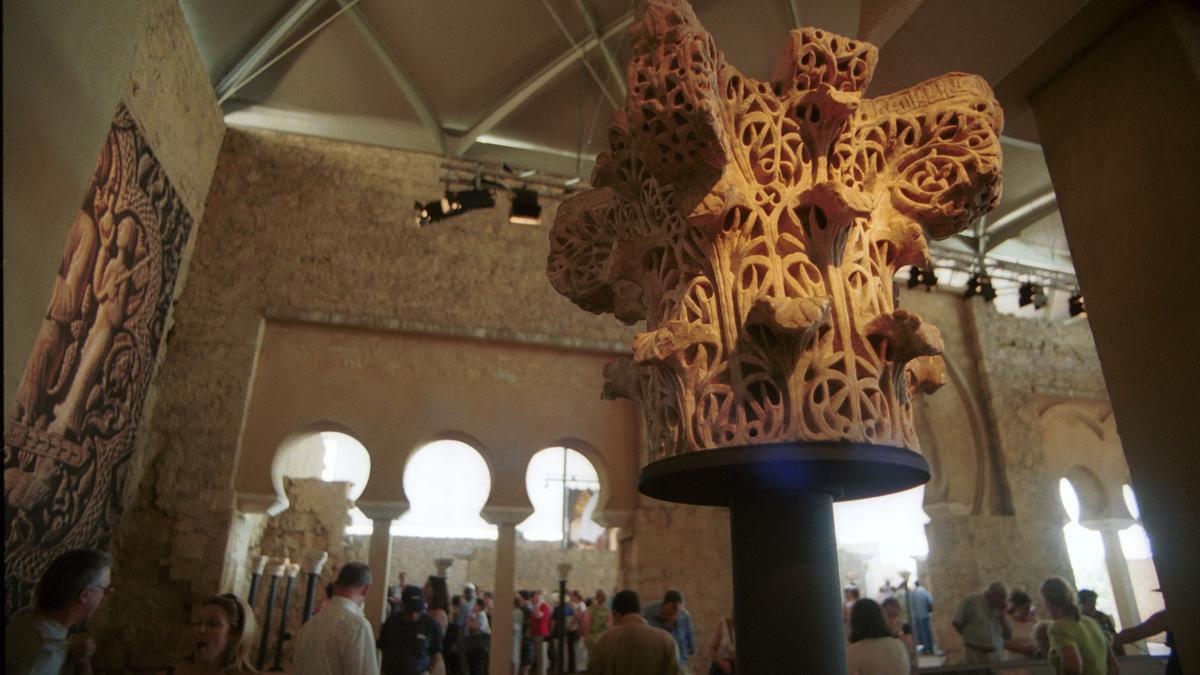 Público en la exposición sobre los Omeyas.