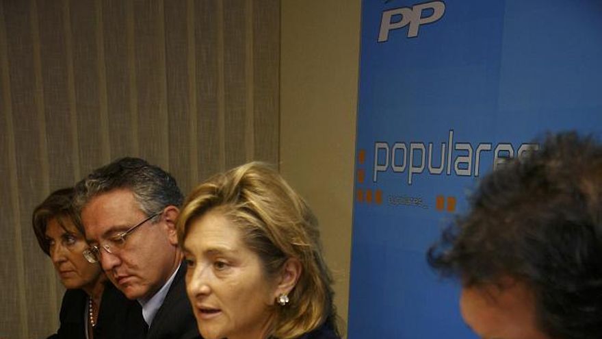 Desde la izquierda: Pilar Alvarez, Oscar Reguera, Carmen Luis y Juan Dúo, ayer en la sede del Partido Popular