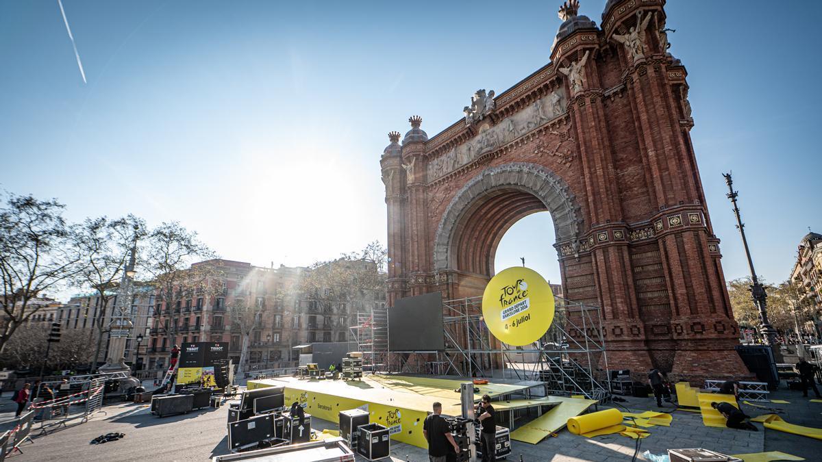 Escenario en Arc de Triomf para una de las actividades previas de la salida Tour de Francia en Barcelona.