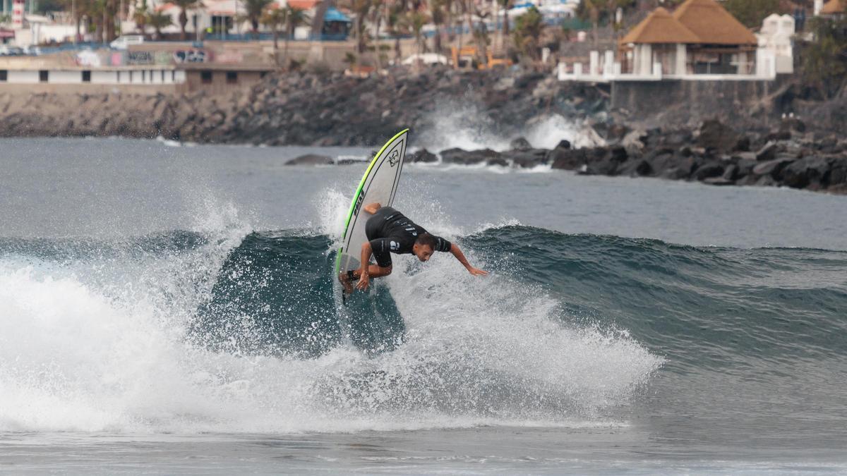 Uno de los surferos de Spring Surfest Las Américas Pro