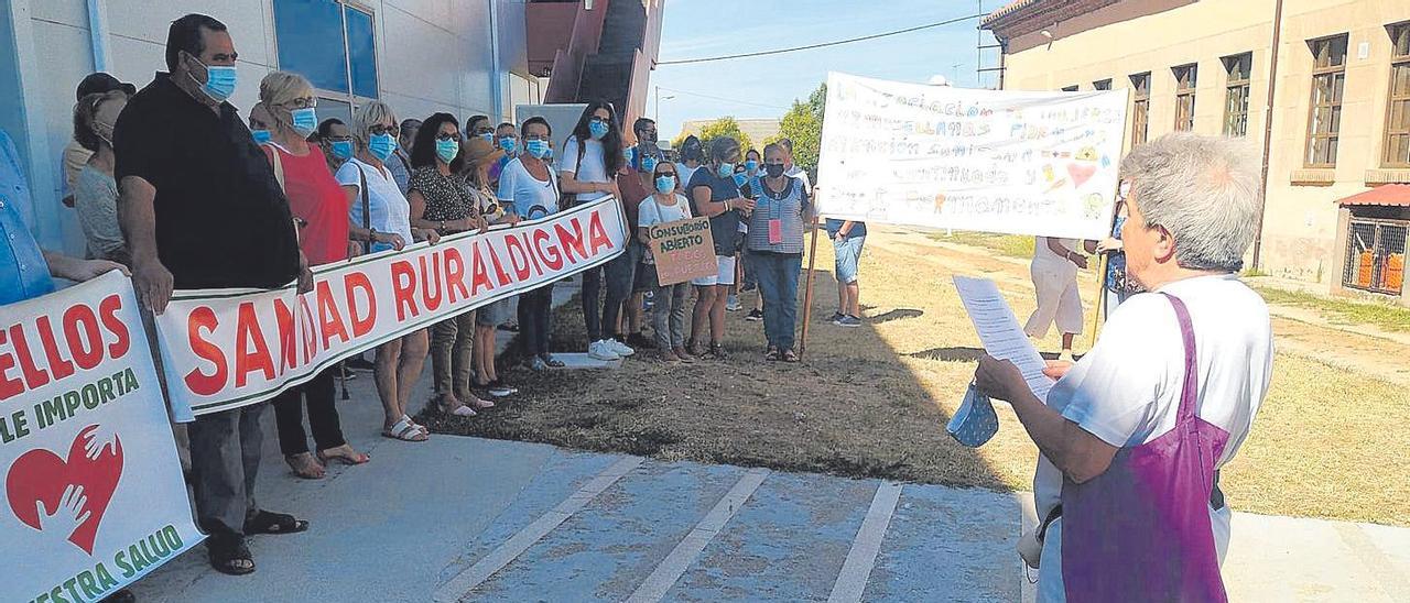 Concentración frente al centro de salud de Bermillo para exigir una sanidad rural digna. | Cedida