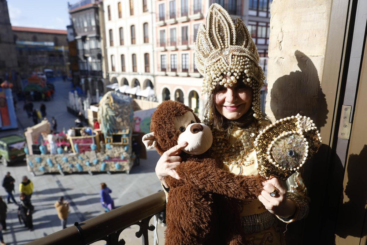 Yolanda Alonso, de "Cleopatra" posa en la casa consistorial junto al mono "Matías" que le tapa la cara con una de sus alhajas.