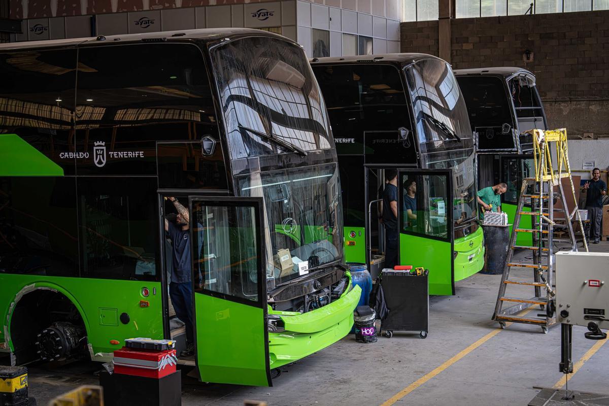 La fabricación de autobuses, autocares y microbuses en Arbúcies, en La Selva, se basa en un intrincado proceso artesanal, donde la precisión de soldadores y planchistas da forma a vehículos personalizados.