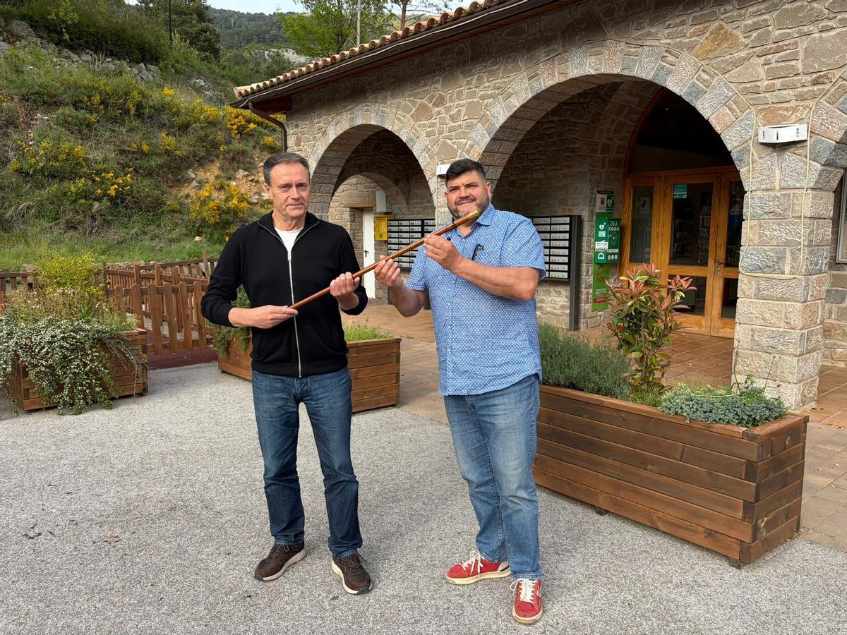 Adrià Solé entrega la vara a Francesc Xavier Raja