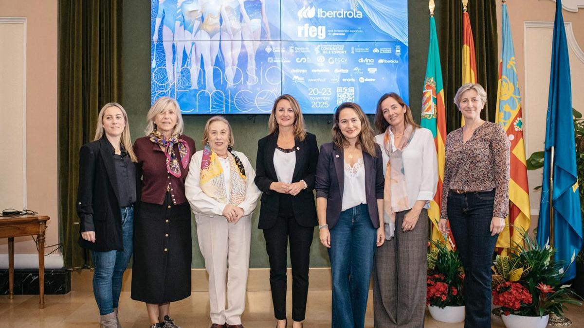 Begoña Carrasco, Maica Hurtado, Concepción Rico, Nancy Usero, junto a representantes de las entidades, en la presentación en el Ayuntamiento.