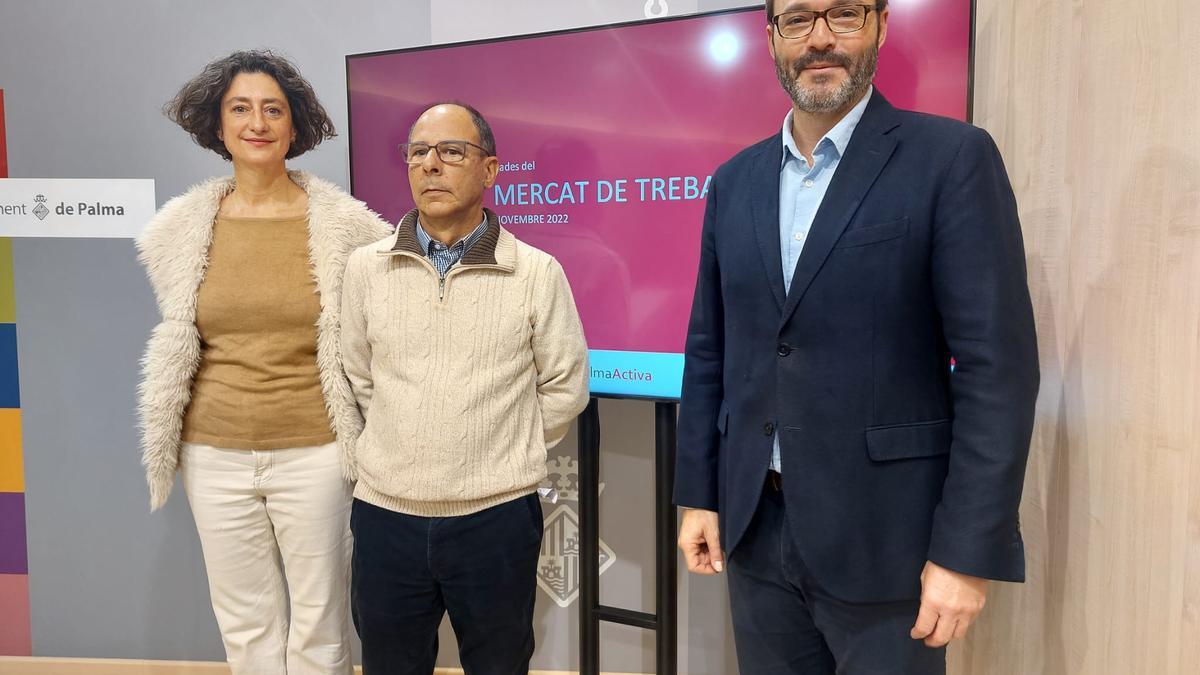 El alcalde, José Hila, y el concejal de Promoción Económica, Jordi Vilà han presentado esta mañana los datos de desempleo y afiliación.