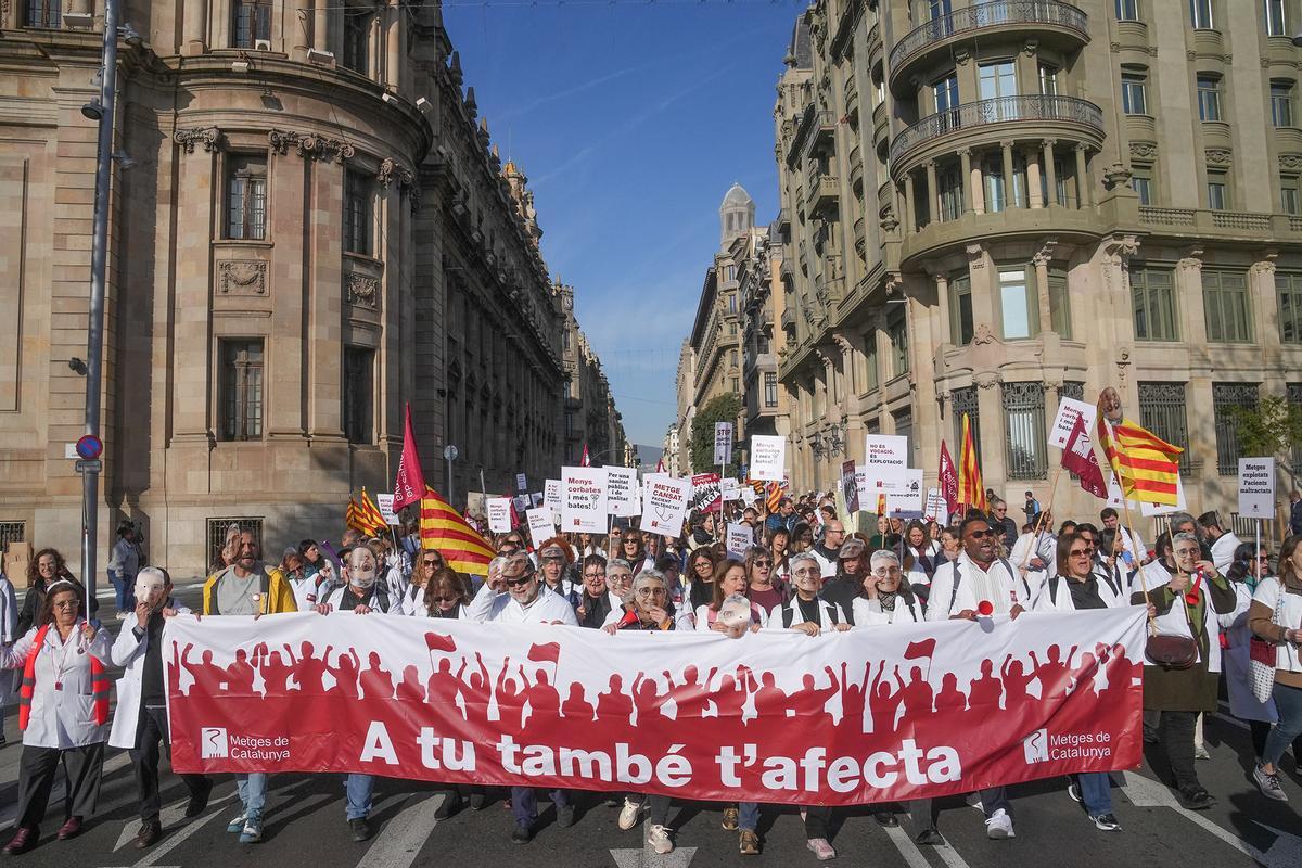 Una nueva manifestación de médicos recorre el centro de Barcelona