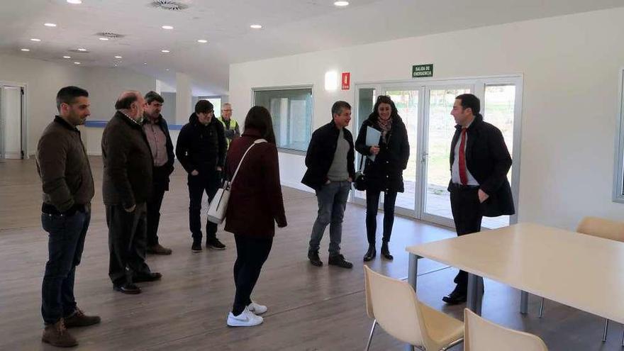 El alcalde, Gerardo Sanz, a la derecha, durante la inauguración en Soto.