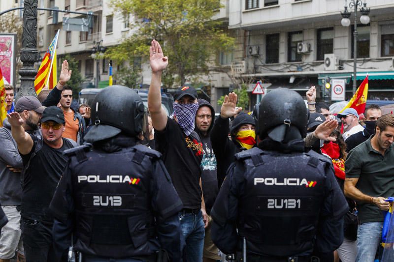 9 d'Octubre: Tensión en las manifestaciones en el centro de València