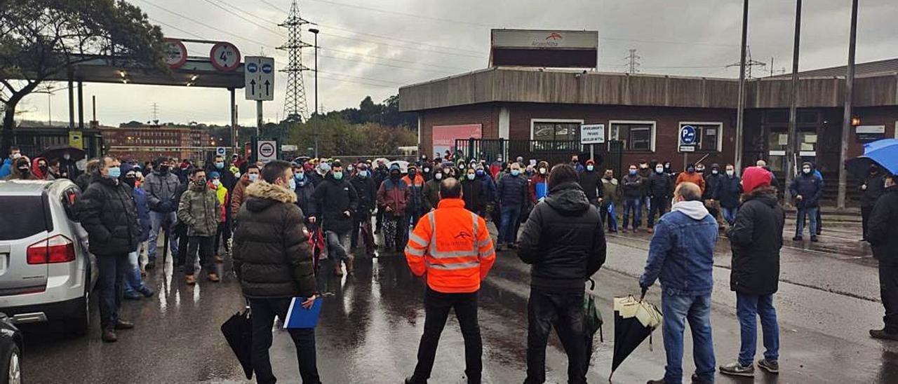 Los trabajadores de la acería de Gijón, durante una asamblea a las puertas de Veriña.