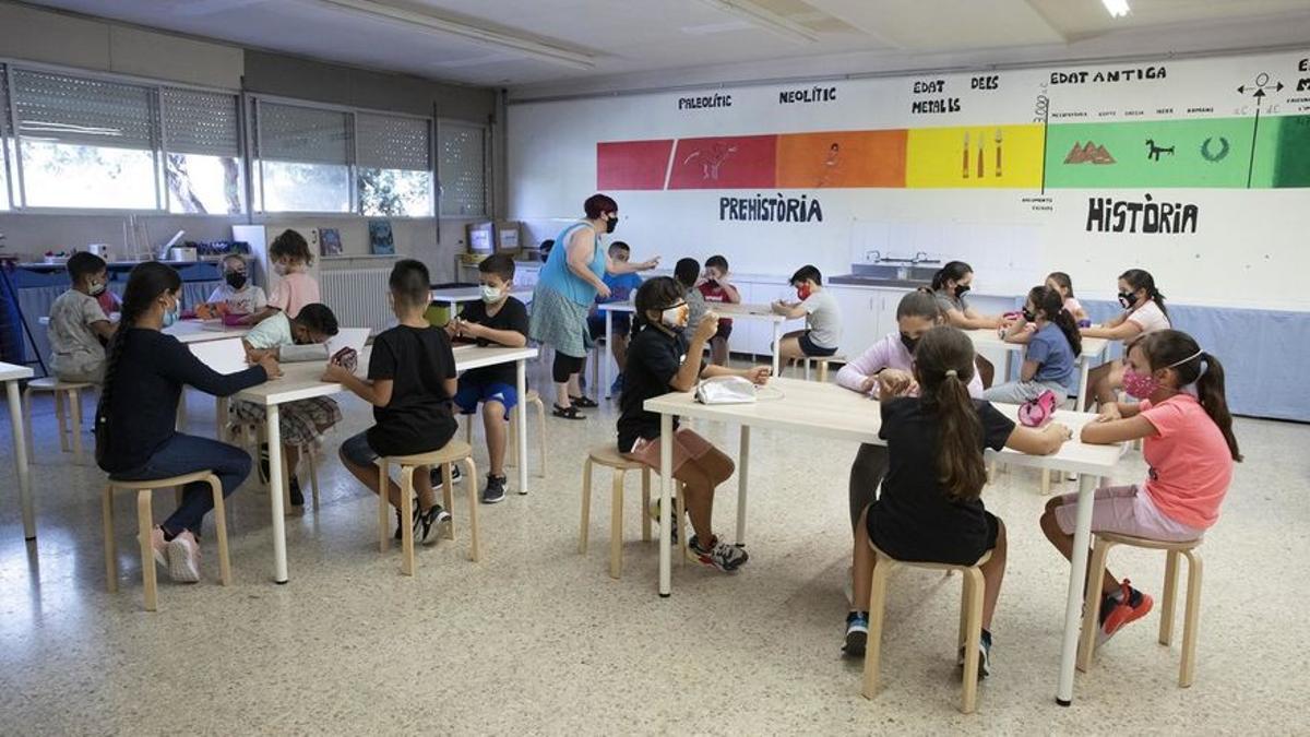 Un aula de primaria de una escuela de Santa Coloma el primer día de cole.