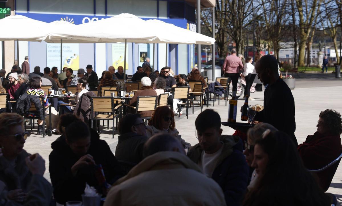 En imágenes: El sol llena las terrazas de Avilés tras el frío invierno.