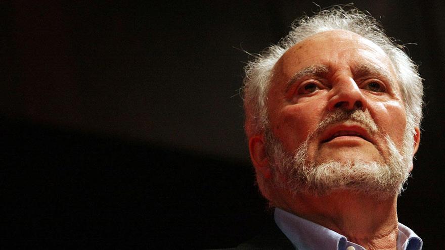 Julio Anguita, durante su última aparición sobre un atril en el Palacio de Congresos.