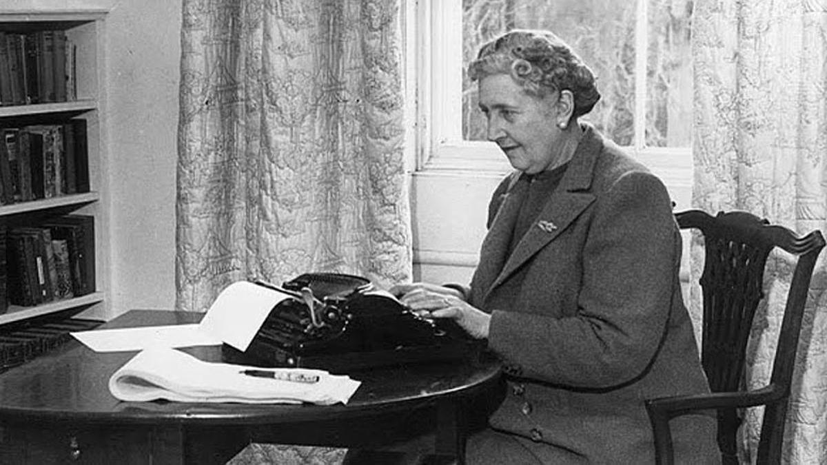 La dama del crimen por excelencia, Agatha Christie, en plena escritura