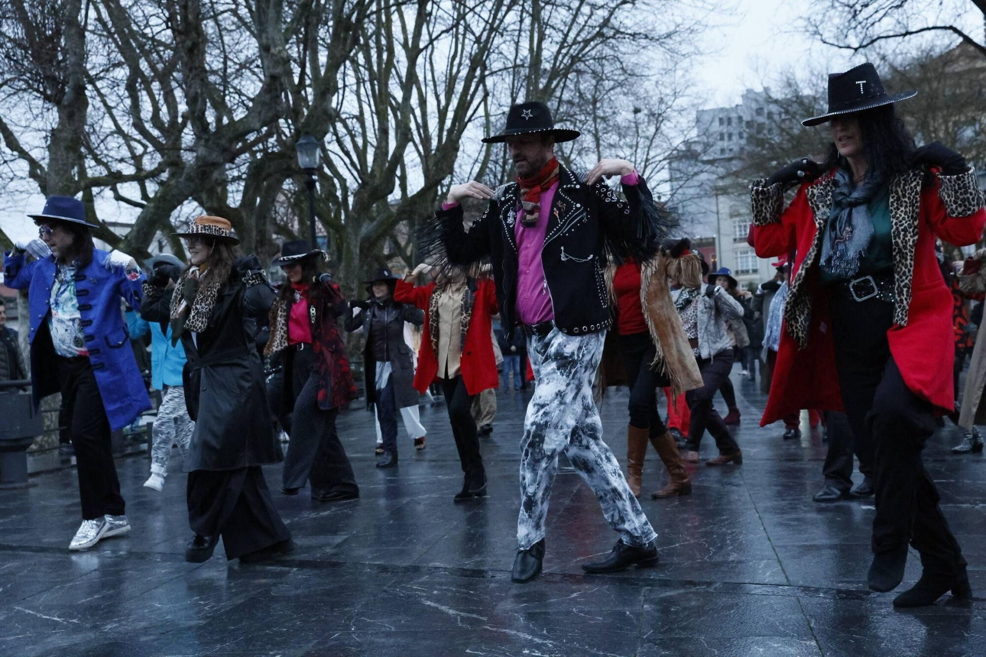 EN IMÁGENES: Flashmob en honor a Tino Casal en Gijón