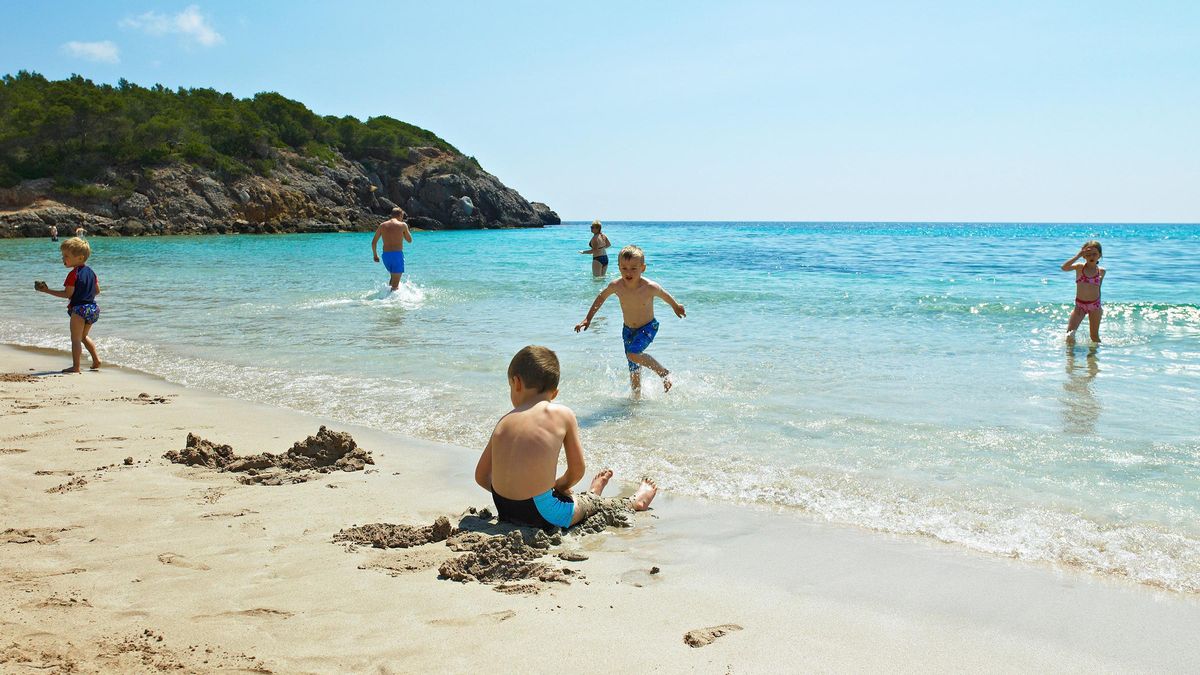 Unos niños jugando en una playa de Ibiza