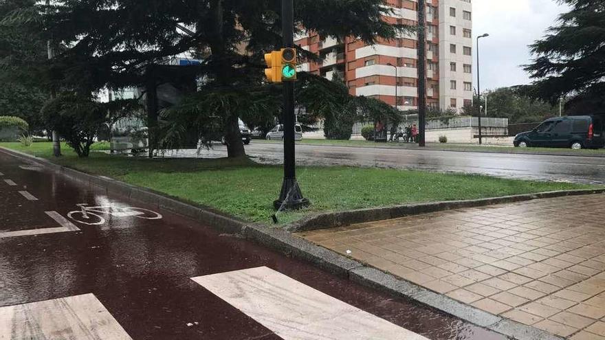 Una imagen del sistema de riego en funcionamiento mientras llovía sobre la ciudad.