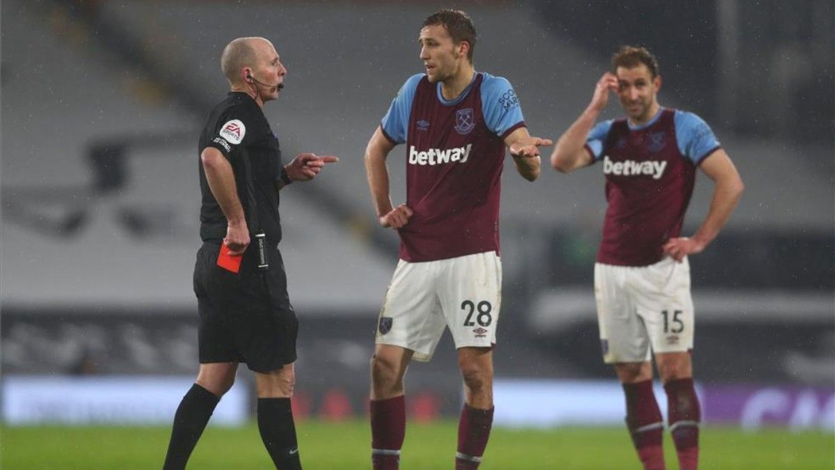 Mike Dean, con la roja en la mano tras expulsar a  Tomas Soucek, del West Ham