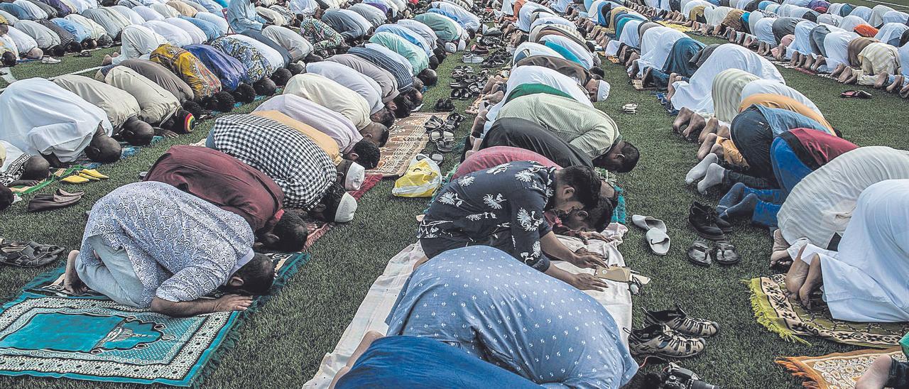 Imagen de archivo de un rezo de la comunidad musulmana del sur de Tenerife durante el Ramadán en Los Cristianos.