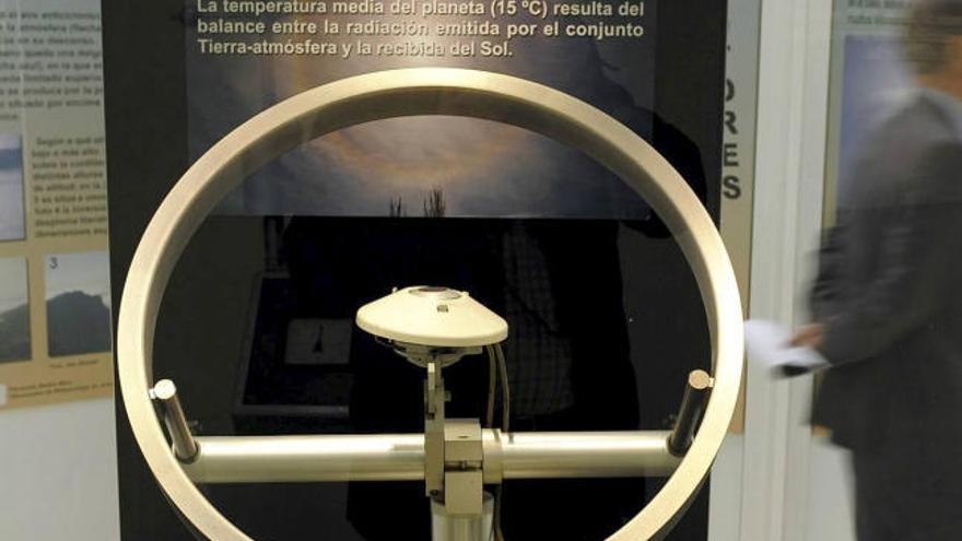 Una exposición muestra en Valladolid la evolución en el último siglo de los aparatos utilizados para medir las diferentes variables meteorológicas, desde los globos de hidrógeno que se utilizaban para medir el viento en el siglo XIX hasta las modernas radiosondas automáticas controladas por satélite, propiedad de la Agencia Estatal de Meterología.